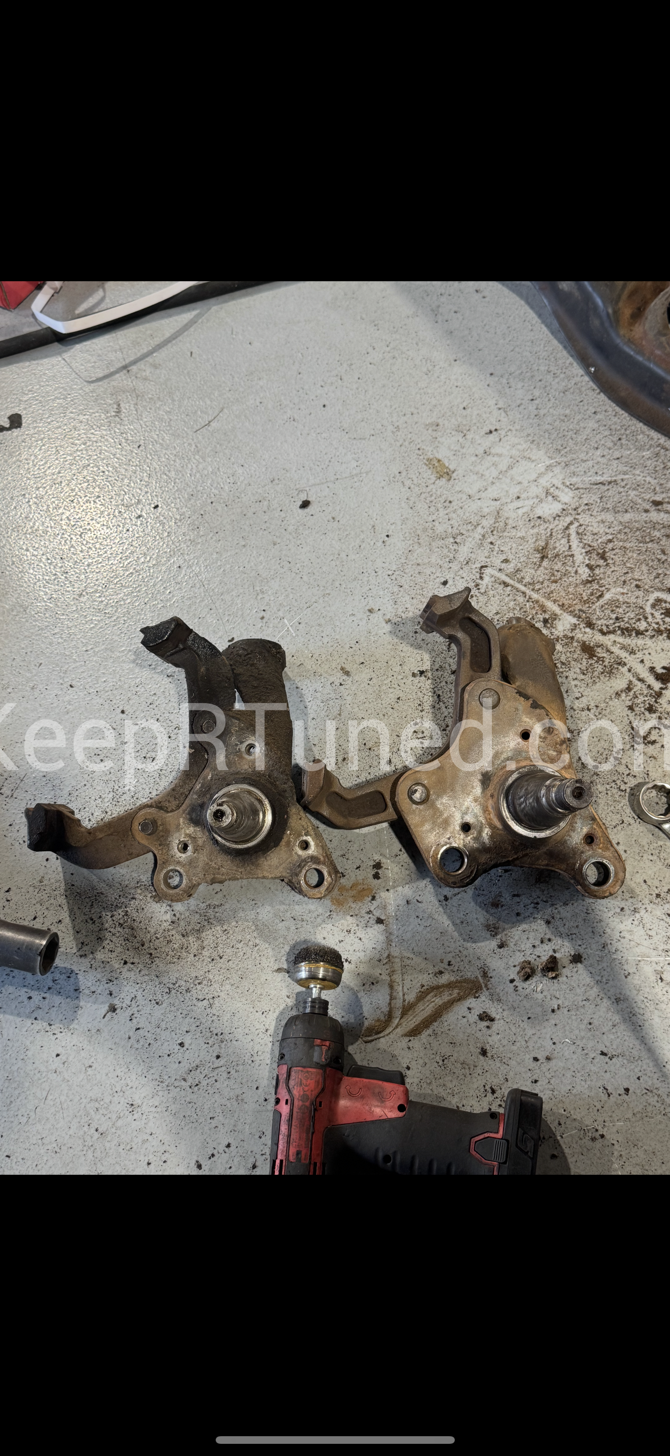 Passenger side, gas spindle