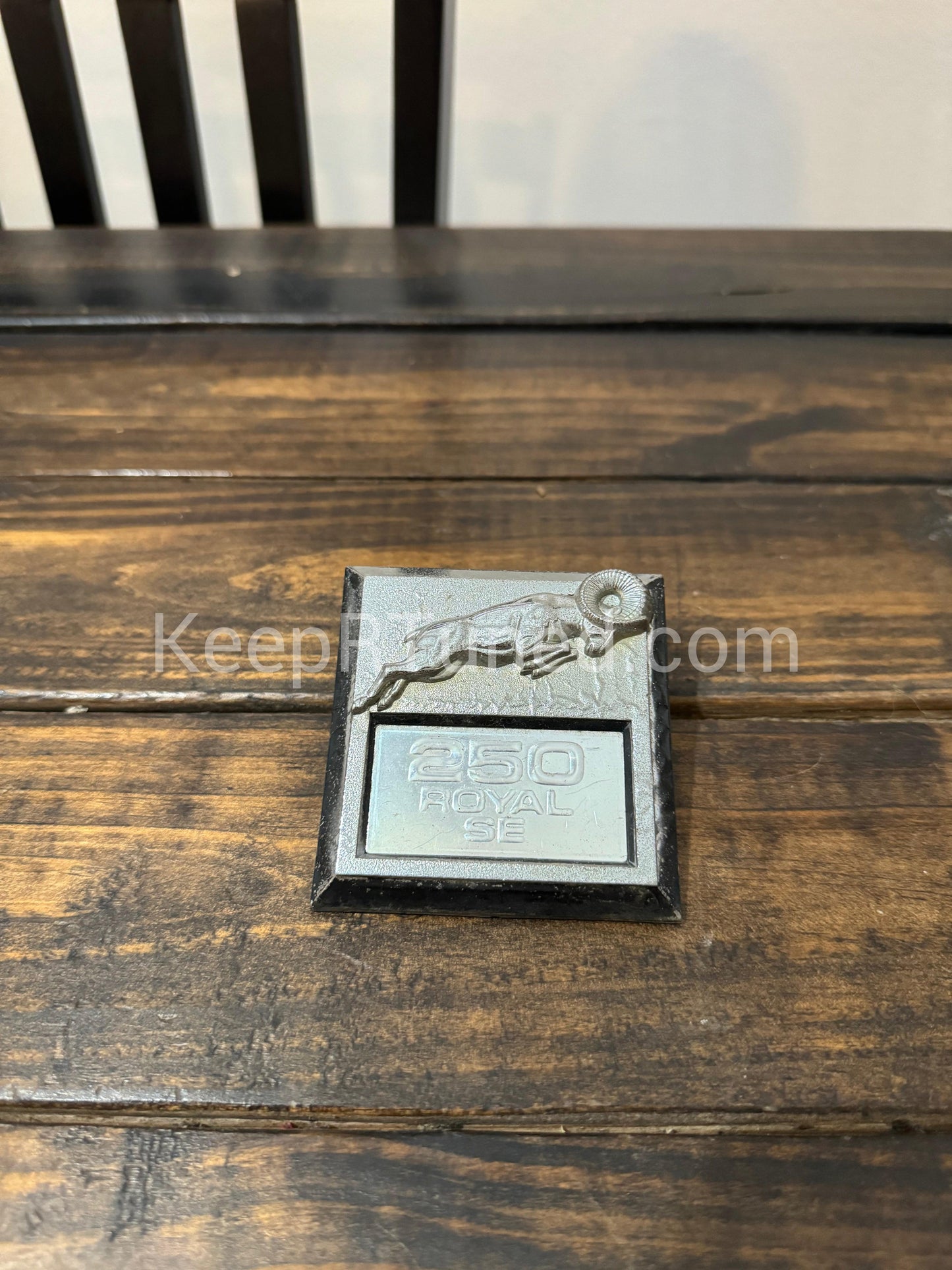 Emblem 250 Royal SE