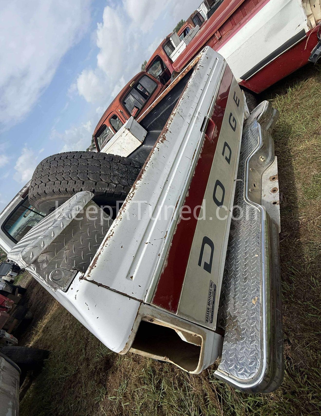 Tailgate All White LE Nice Shape! (Local pickup or extra for shipping)