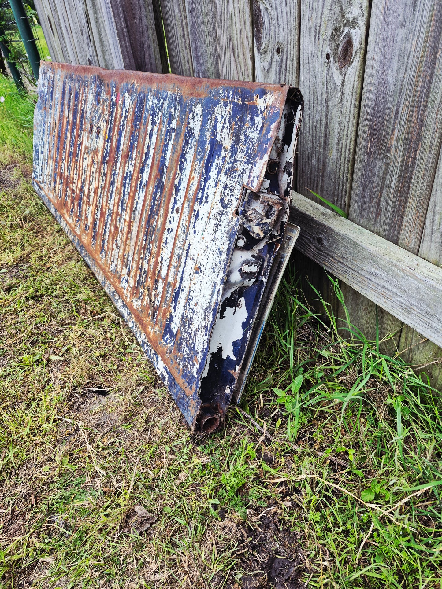 Tailgate First Gen Cummins White -11 (Local Pick UP Only)