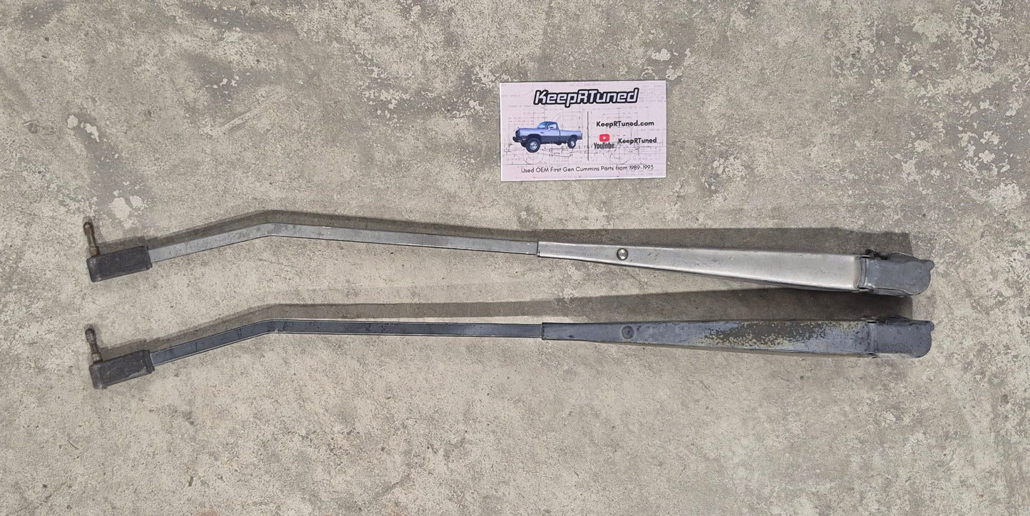 Windshield Wiper Arm Set (Read)