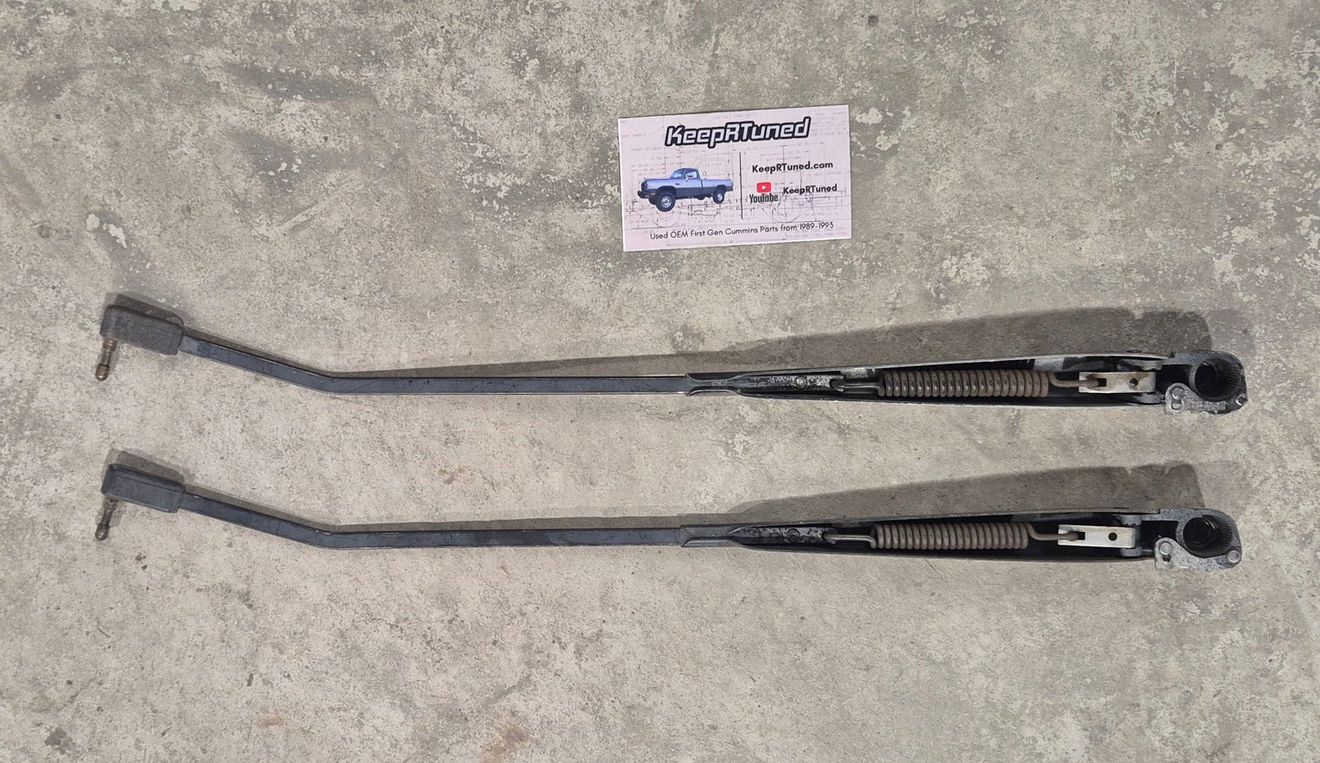 Windshield Wiper Arm Set (Read)
