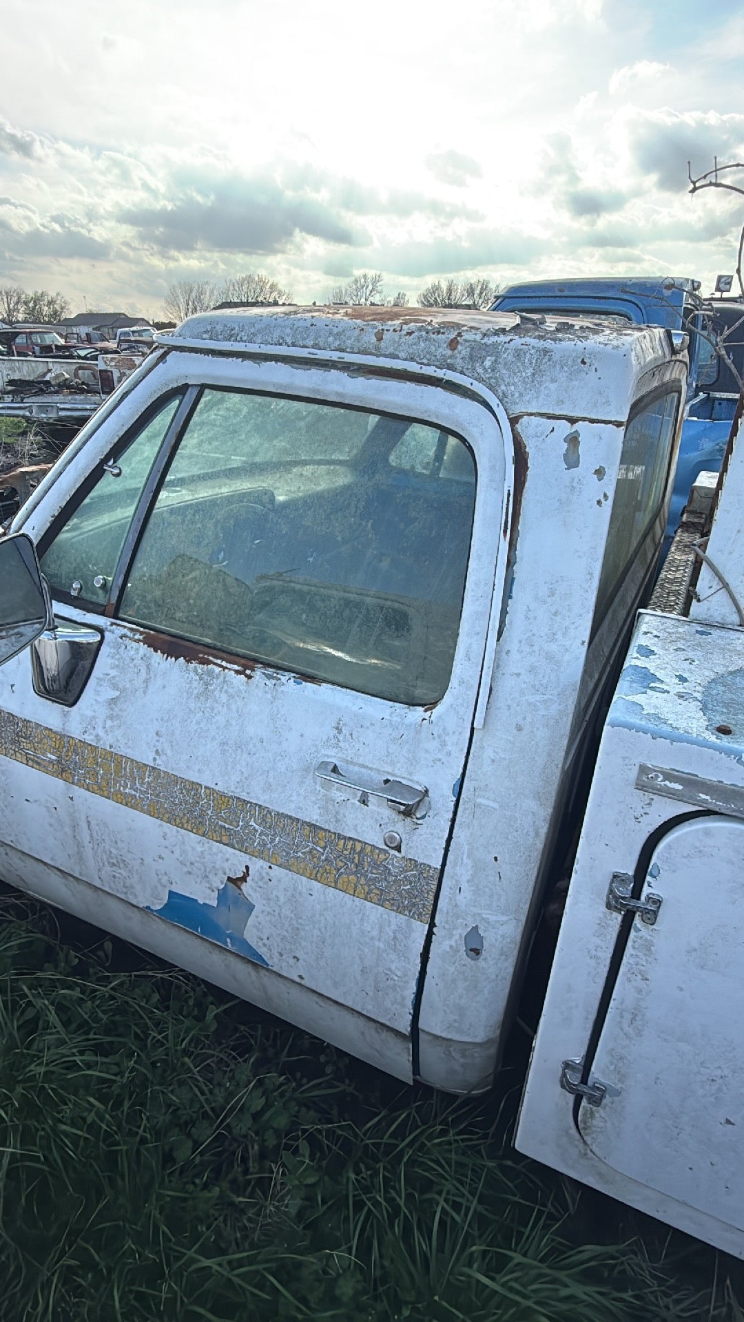 White single Cab Gutted 1st Gen Cummins 89-93 (Local Pickup)