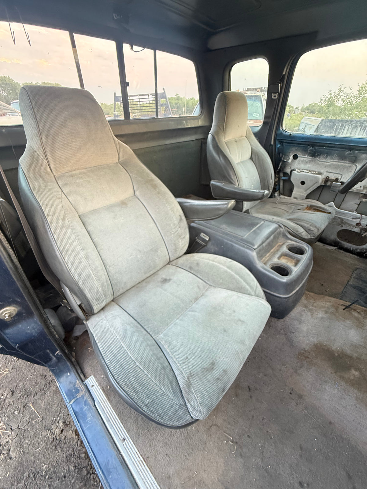 Bucket Seats with Center Console Grey (Local Pickup or extra for freight shipping) 92-93 First Gen Cummins
