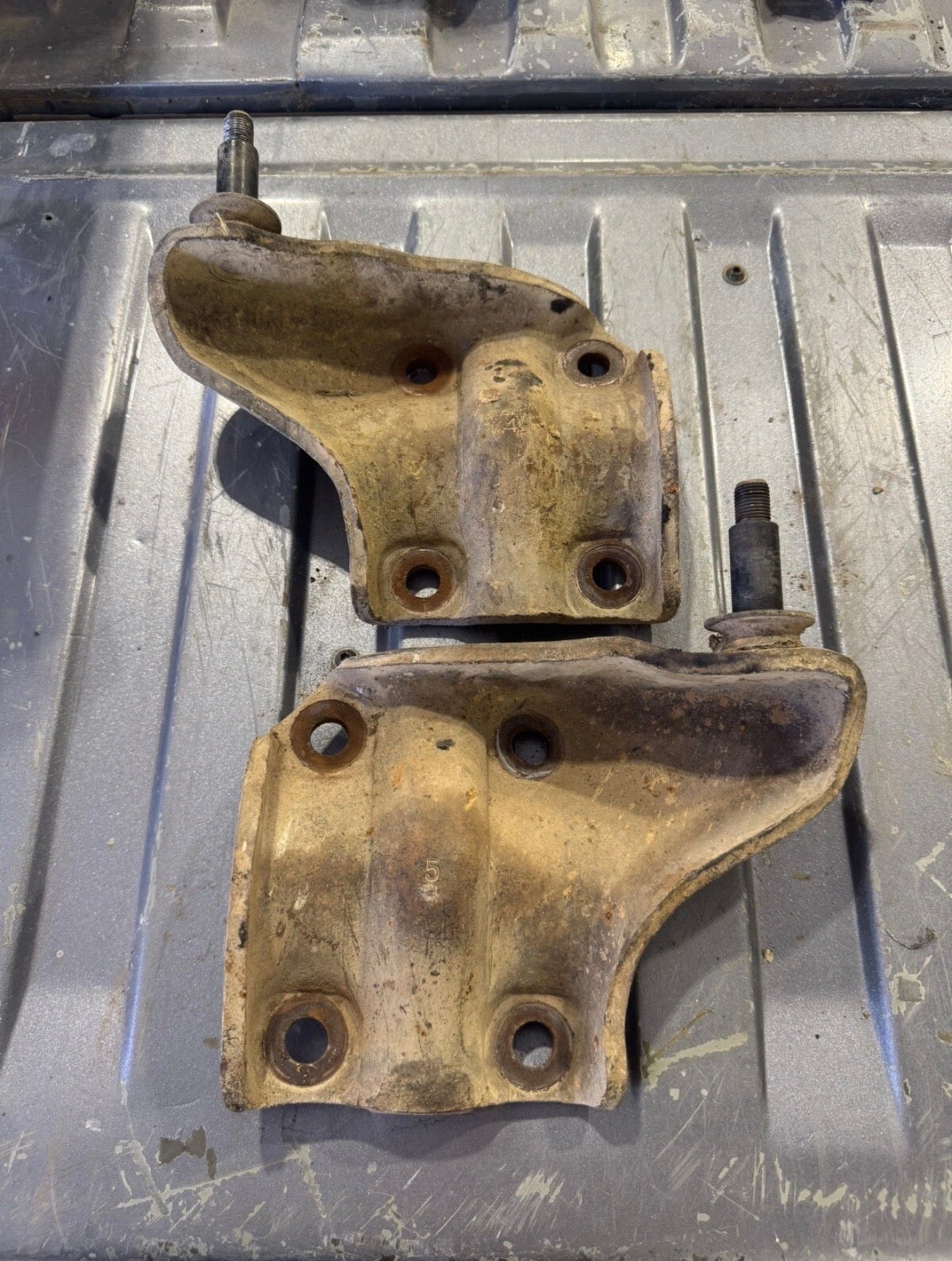 Rear Dana 70 Leaf Spring Saddle U Bolt / Shock Mount Saddle First Gen Cummins 89-93